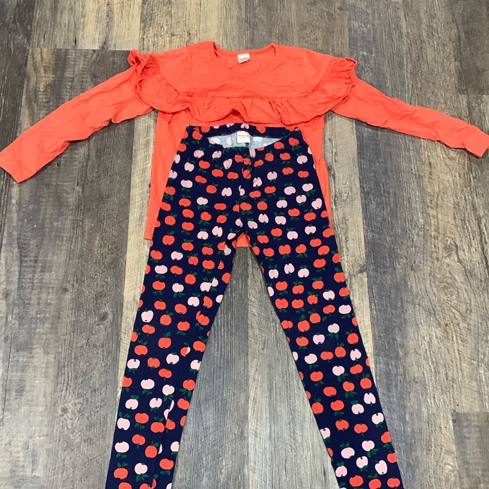 Girls long sleeve shirt and leggings